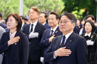 강기정 광주광역시장이 6일 광주공원 현충탑 앞에서 열린 제71회 현충일 추념식에서 국기에 대한 경례를 하고 있다. 광주시 제공