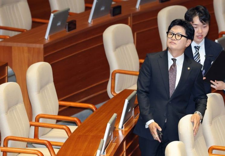 부산 북갑 국회의원 보궐선거에서 당선된 무소속 한동훈 의원이 5일 국회에서 열린 ‘제436회 국회(임시회) 제1차 본회의’에 참석하고 있다. 연합뉴스