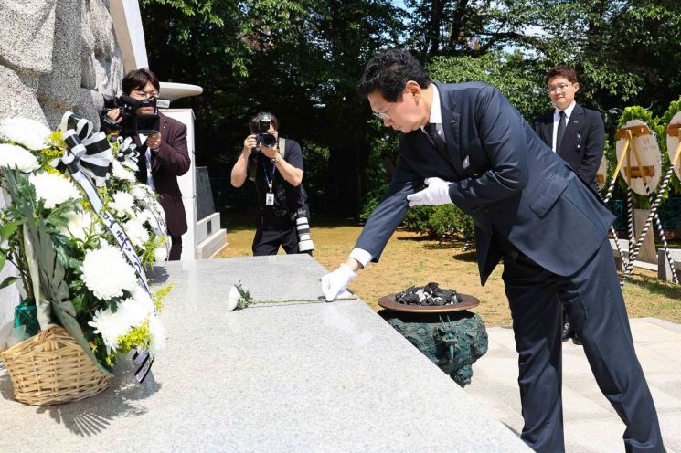 이상일 용인특례시장이 제71회 현충일 추념식에서 헌화를 하고 있다. 용인시 제공