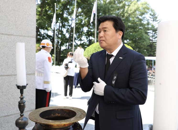 6일 시흥시 논곡동 현충탑에서는 호국영령의 명복을 빌고 순국선열의 희생정신을 기리는 제71회 현충일 추념행사가 거행됐다. 시흥시 제공