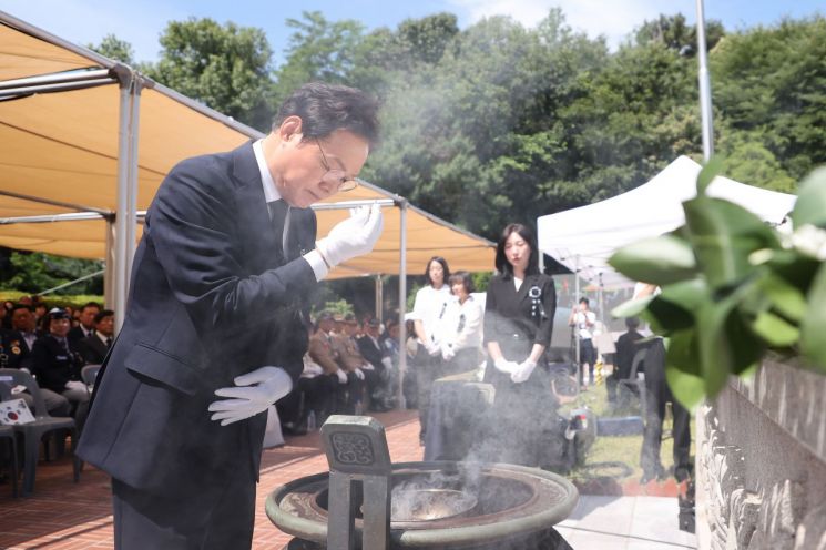 Governor Park Wansu of Gyeongnam Province is offering incense for the patriotic martyrs and fallen heroes at the 71st Memorial Day Ceremony. <br>[Photo by Gyeongnam Province]