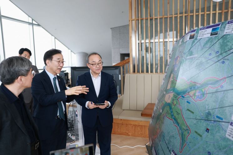 김윤덕 국토교통부 장관이 지난 4월 전국 새만금개발청을 찾아 개발 현황 등을 살펴보고 있다. 국토부 제공, 연합뉴스