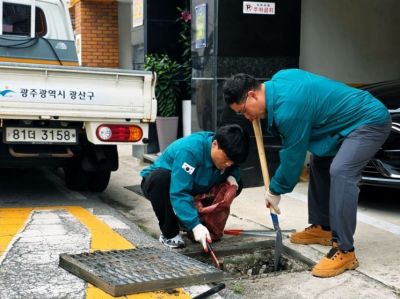 지난해 6월 20일 광산구 관계자들이 송정1동에서 장마철을 대비해 빗물받이를 점검하고 있다. 광산구 제공
