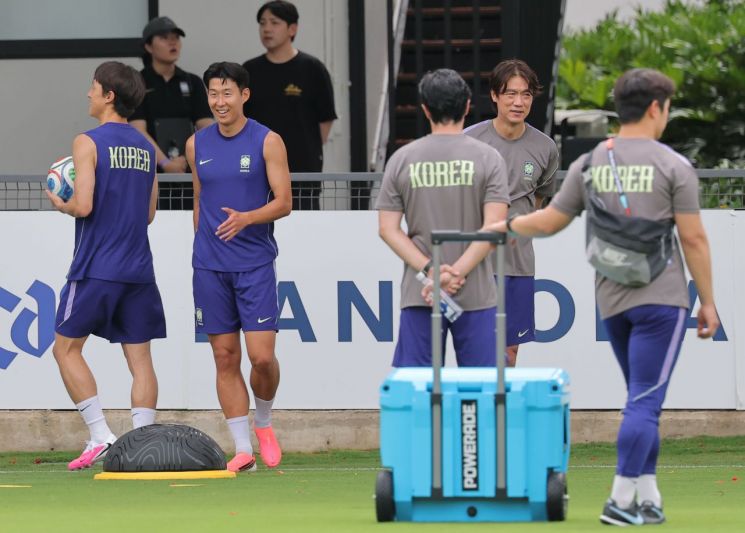 2026 북중미 월드컵에 출전하는 축구 국가대표팀 홍명보 감독이 6일(현지시간) 베이스캠프 훈련장인 멕시코 과달라하라 치바스 바예 베르데에서 손흥민과 이재성의 훈련을 지켜보고 있다. 연합뉴스＜저작권자(c) 연합뉴스, 무단 전재-재배포, AI 학습 및 활용 금지＞