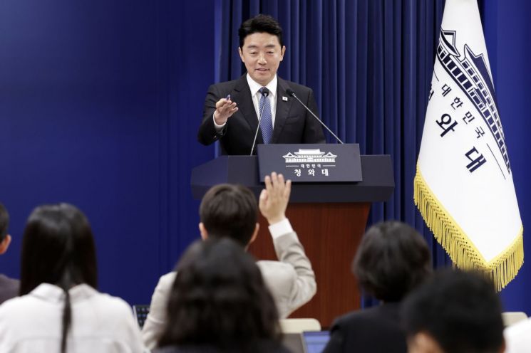 강훈식 대통령비서실장이 7일 청와대 기자회견장에서 이재명 대통령이 신임 국무총리 후보자로 한성숙 중소벤처기업부 장관을 지명했다고 발표한 후 질문을 받고 있다. 2026.6.7 [청와대통신사진기자단] 연합뉴스