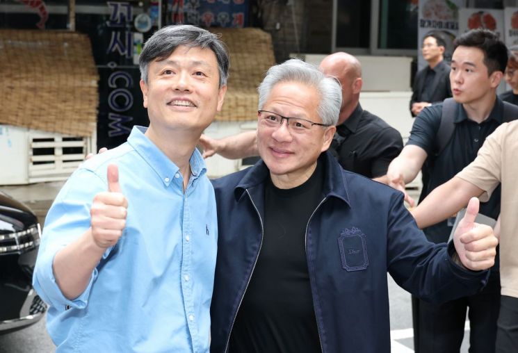 젠슨 황 엔비디아 최고경영자(CEO)와 장병규 크래프톤 의장(왼쪽)이 7일 서울 강남구에 있는 한 PC방 앞에서 만나 엄지척하고 있다. 연합뉴스.