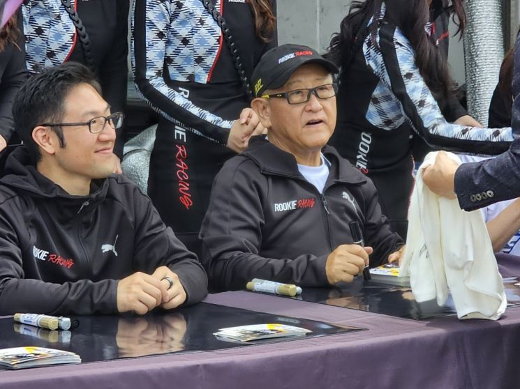 6일 일본 시즈오카현 후지 스피드웨이에서 토요다 다이스케 우븐 바이 토요타 부사장(왼쪽)과 토요다 아키오 토요타자동차 회장이 사인회에서 사인을 하고 있는 모습. 시즈오카(일본)=이승진 기자