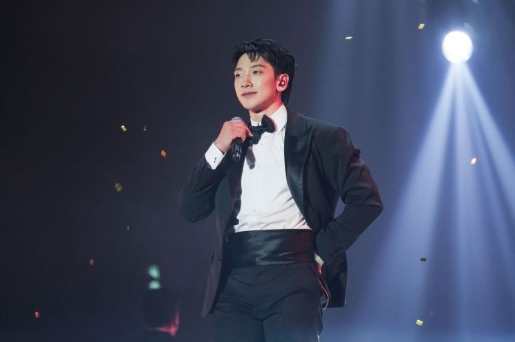 비가 7일 서울 올림픽공원 KSPO돔에서 열린 '2026 위버스콘 페스티벌'에서 트리뷰트 스테이지 무대를 선보이고 있다. 하이브 제공