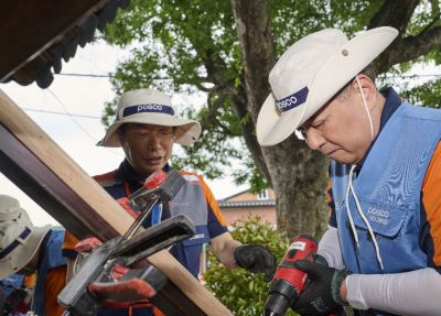 Jang Inhwa, Chairman of POSCO Group, is installing handrails on the pavilion in the village to prepare against risks such as falls and to ensure safe use. Provided by POSCO.