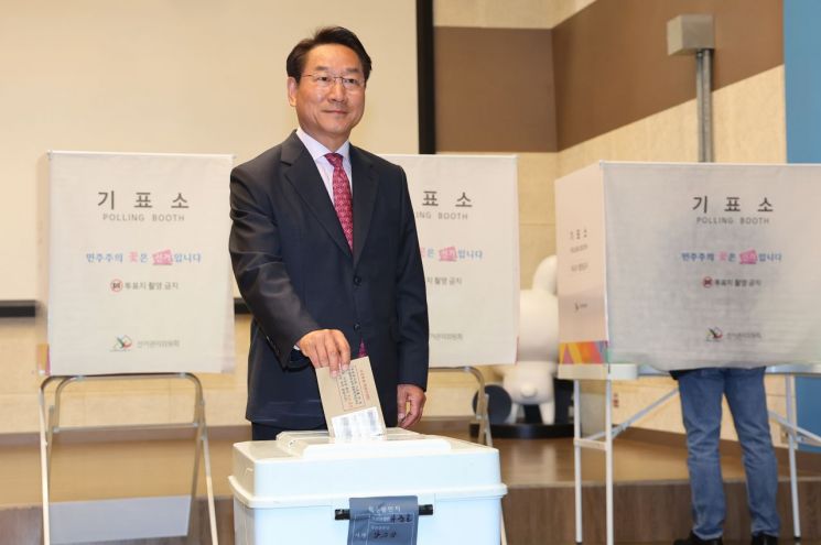 유정복 인천시장이 6·3 지방선거 사전투표 첫날인 지난달 29일 인천 미추홀구 문화창작지대에 마련된 사전투표소에서 투표하고 있다. 연합뉴스