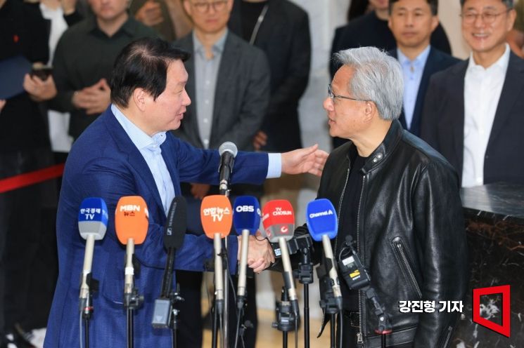 젠슨 황 "SK하이닉스, 가장 큰 메모리 파트너 될 것"…'AI 인프라 로드맵' 구축 맞손(종합)