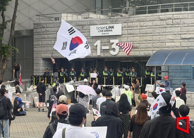 8일 오전 서울 송파구 올림픽공원 핸드볼경기장 앞에서 시민들이 '부정선거' '재선거' 등 문구가 적힌 팻말을 들고 투표용지 부족 사태를 규탄하고 있다. 박호수 기자
