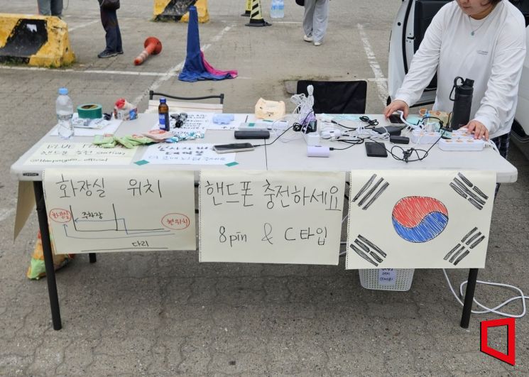 8일 오전 서울 송파구 올림픽공원 핸드볼경기장 앞에서 한 시민이 자신의 전기차로 무료 충전 나눔을 하고 있다. 박재현 기자