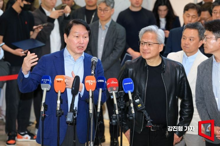 최태원 SK그룹 회장과 젠슨 황 엔비디아 최고경영자가 8일 서울 종로구 SK 서린사옥에서 미래 AI팩토리 협력에 대해 취재진과 질의응답 하고 있다.  강진형 기자