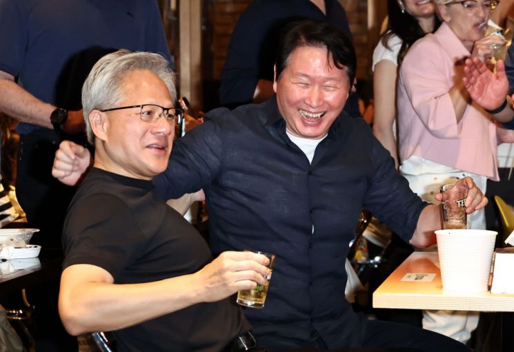 젠슨 황 엔비디아 최고경영자(CEO)와 최태원 SK그룹 회장이 7일 서울 강남구 깐부치킨 삼성점에서 회동하고 있다. 연합뉴스.