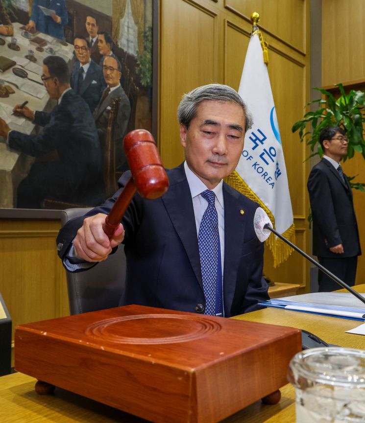 신현송 한국은행 총재가 지난달 28일 서울 중구 한국은행에서 열린 금융통화위원회 본회의에 참석해 의사봉을 두드리고 있다. [사진공동취재단] 연합뉴스