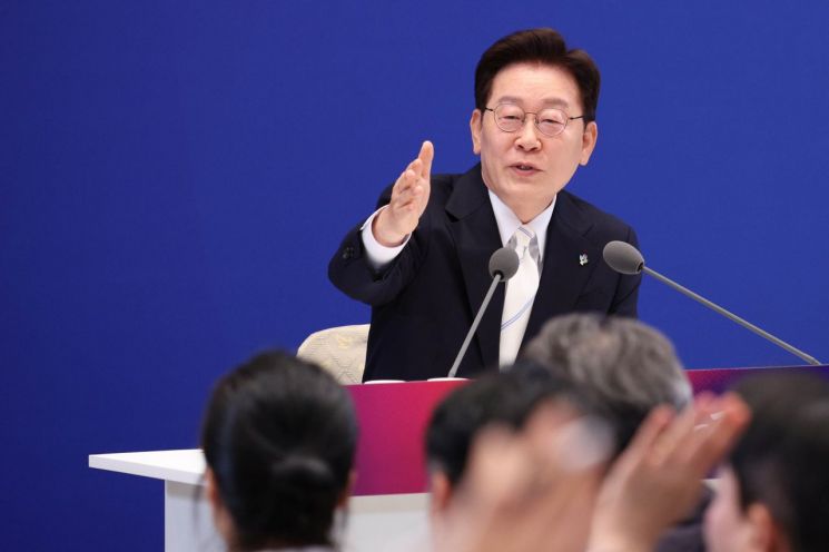 이재명 대통령이 8일 청와대 영빈관에서 열린 취임 1주년 기자회견에서 취재진의 질문을 받고 있다. 2026.6.8 연합뉴스