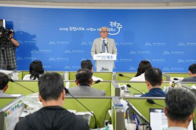 제주가 과거 남북 평화협력의 상징이었던 '비타민C 외교'의 유산을 이어받아 실질적인 인도적 대북 지원 물품을 북한 현지에 성공적으로 당도시키며 16년 만의 교류를 재개했다고 제주도 관광교류국장이 설명하고 있다. [제주특별자치도 제공.]