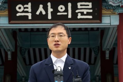 8일 오전 김상욱 울산시장 당선인이 광주 북구 운정동 국립5·18민주묘지를 찾아 참배 후 발언하고 있다. 연합뉴스