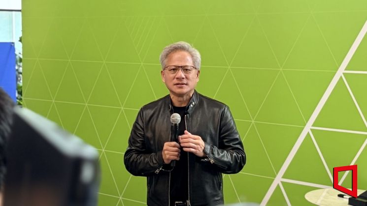 젠슨 황 엔비디아 최고경영자(CEO)가 지난 8일 서울 관악구 서울대학교 해동첨단공학관에서 열린 '빌드 어 클로(Build-a-Claw)' 행사에서 강연하고 있다. 이지예 기자