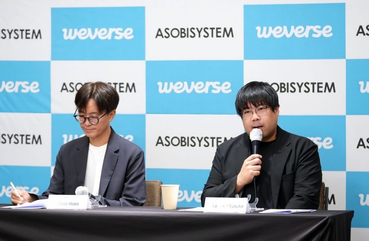 나카가와 유스케(오른쪽) 아소비시스템 대표가 7일 서울 송파구 잠실 소피텔 앰배서더 호텔에서 열린 인터뷰에서 발언하고 있다. 왼쪽은 문지수 위버스 재팬 대표. 위버스컴퍼니 제공
