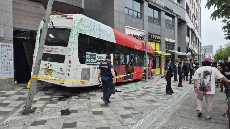7일 오후 세종시 도담동 한 도로에서 간선급행버스체계(BRT) 버스가 상가 건물로 돌진하는 사고가 발생해 운전자와 승객 등 2명이 다쳐 병원에서 치료받고 있다. 사진은 사고 현장 모습. 연합뉴스