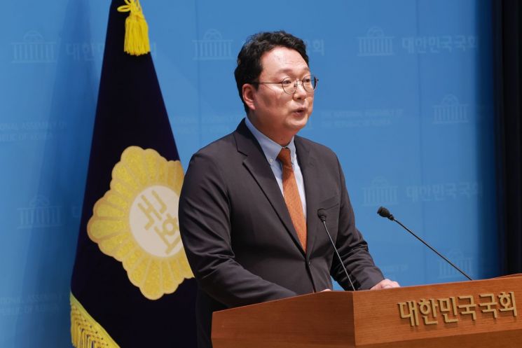 개혁신당 천하람 원내대표가 8일 국회 소통관에서 6·3 지방선거 투표용지 부족 사태와 관련해 강동완 중앙선거관리위원회 사무차장으로부터 보고 받은 내용을 설명하며 '선별적 재선거' 실시를 촉구하고 있다. 연합뉴스