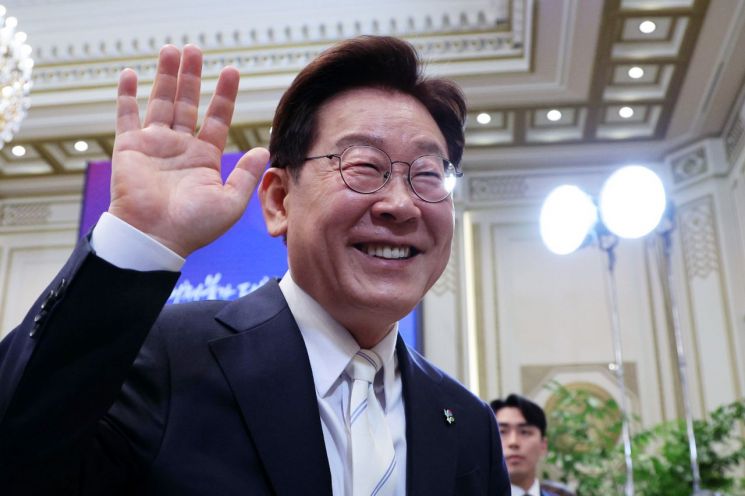 이재명 대통령이 8일 청와대 영빈관에서 취임 1주년 기자회견을 마친 후 참석자들에게 인사하고 있다. 2026.6.8 연합뉴스