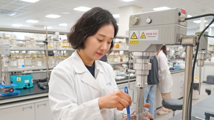 나인영 코스메카코리아 수석연구원은 누적수주량 1000만개를 기록한 스테디셀러 '닥터멜락신'의 필샷의 개발을 주도했다. 사진은 나 연구원이 연구소에서 제형 개발에 몰두하고 있는 모습.