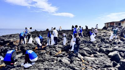 제주특별자치도와 제주관광공사는 오는 11월 30일까지 10인 이상의 단체를 대상으로 활동비와 물품을 지원하는 '2026 제주 플로깅 참여 활성화 지원사업'을 전격 추진한다고 8일 밝혔다. [사진 = 제주관광공사 제공]