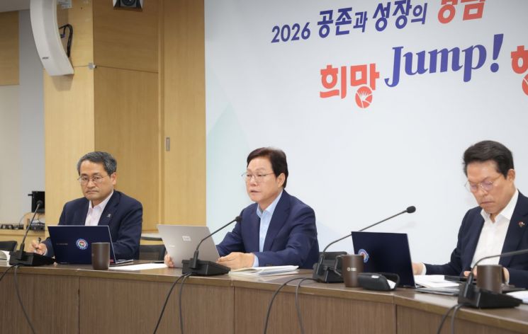 박완수 경남도지사(가운데)가 도청 도정회의실에서 실·국 본부장 회의를 이끌고 있다. [사진제공=경남도]
