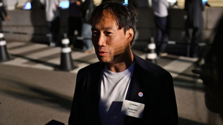 김성훈 업스테이지 대표가 8일 서울 중구 영빈관 앞에서 행사 직후 소회를 밝히고 있다. 공동취재단.