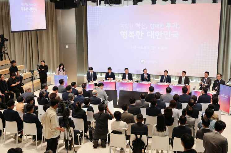 박홍근 기획예산처 장관이 8일 서울 마포구 SVC 서울에서 열린 '지출구조조정 열린 토론회'에서 인사말을 하고 있다. 연합뉴스
