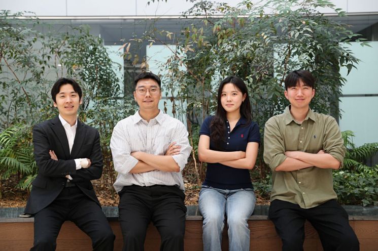 Research team led by Professor Seunghun Yoon of the Department of Electrical Engineering and Computer Science at DGIST. From left: Professor Yoon, Sangjin Lee, Hyobin Choi, Jaeil Park. Provided by DGIST