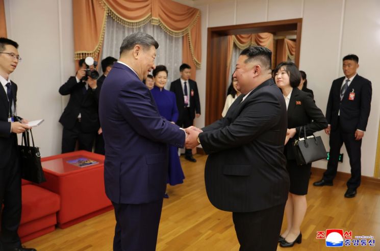 시진핑, 7년 만의 방북 통해 북중 관계 격상 선언