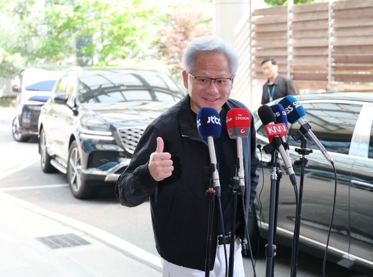 젠슨 황 엔비디아 최고경영자(CEO)가 방한 일정을 마친 뒤 9일 서울김포비즈니스항공센터를 통해 출국하며 취재진의 질문을 듣던 중 엄지를 들어 보이고 있다. 연합뉴스 제공.