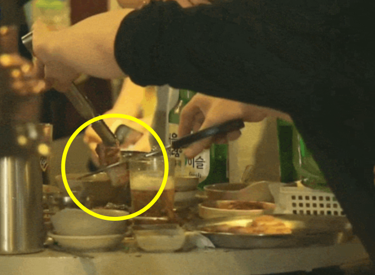 On the 5th, LG Group Chairman Koo Kwang-mo is seen cutting samgyeopsal at a barbecue restaurant near Hongdae Entrance in Seoul, together with Jensen Huang, CEO of NVIDIA, SK Group Chairman Chey Tae-won, and Naver Chairman Lee Hae-jin. Screenshot from YTN broadcast.