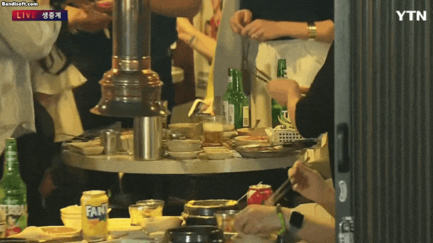 On the 5th, Jenson Huang, CEO of NVIDIA, along with Chey Tae-won, Chairman of SK Group, and Lee Hae-jin, Chairman of Naver, were at a Korean BBQ restaurant near Hongdae Entrance in Seoul, where Koo Kwang-mo, Chairman of LG Group, was seen cutting samgyeopsal. Screenshot from YTN broadcast.