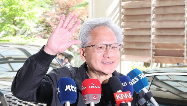 Jensen Huang, CEO of Nvidia, waved his hand as he departed through the Seoul Gimpo Business Aviation Center on the 9th after completing his visit to Korea. Photo by Yonhap News.