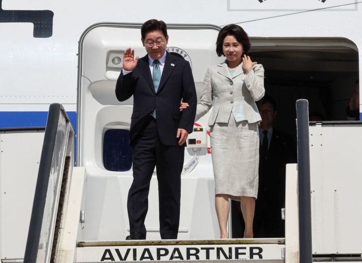 President Lee Jae-myung and First Lady Kim Hye-kyung, who visited Belgium, are greeting well-wishers aboard Air Force One at Melsbroek Air Base in Brussels on June 9, 2026 (local time). Photo by Yonhap News.