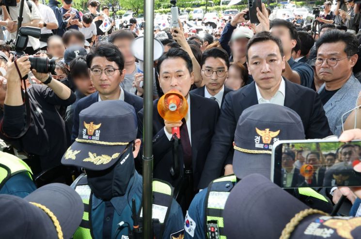 장동혁 국민의힘 대표가 5일 개표가 진행되고 있는 서울 송파구 올림픽공원 핸드볼경기장 앞에서 확성기 들고 발언하고 있다. 연합뉴스