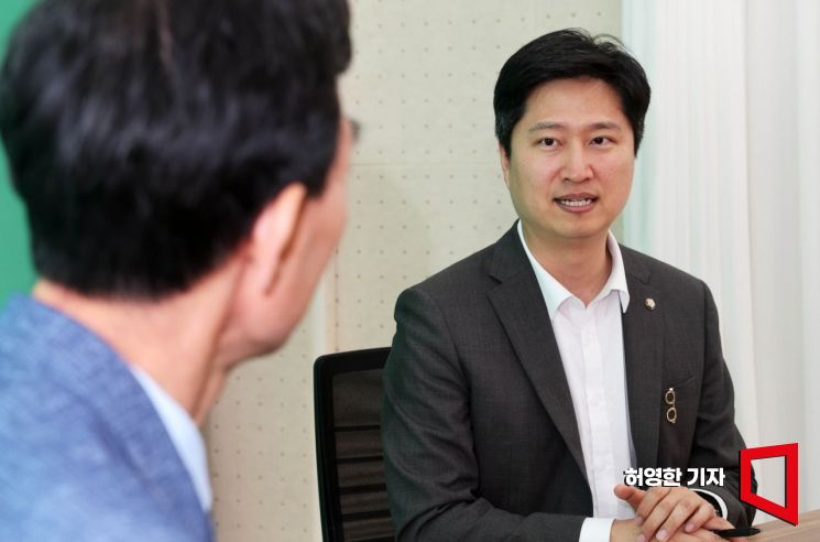 우재준 국민의힘 최고위원이 지난 9일 소종섭 스페셜리스트와 인터뷰하고 있다. 허영한 기자