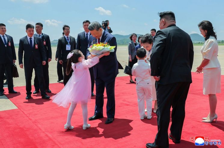 김정은 북한 국무위원장과 아내 리설주 여사가 시진핑 중국 국가주석과 부인 펑리위안 여사를 맞이하는 모습. YNA연합뉴스.