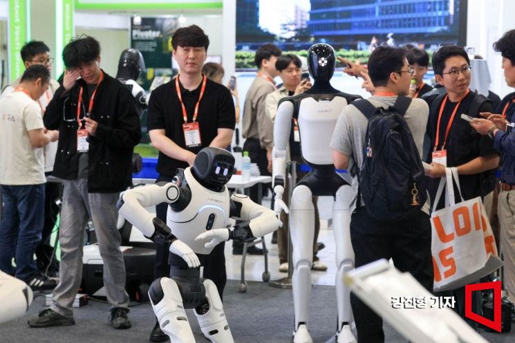 10일 서울 강남구 코엑스에서 열린 '2026 스마트테크코리아_디지털 유통물류대전로보테크쇼'에서 로봇이 음악에 맞춰 춤을 추고 있다. 기사 이해를 돕기 위한 자료사진. 2026.6.10 강진형 기자