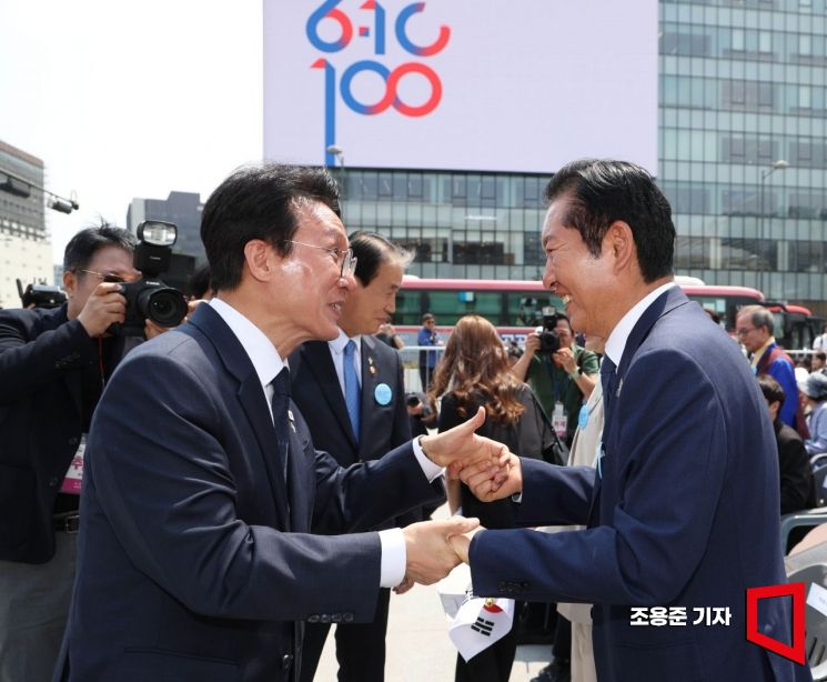 지난 6월10일 서울 종로구 광화문광장에서 열린 제100주년 6ㆍ10 만세운동 기념식에서 김민석 전 국무총리와 정청래 전 더불어민주당 대표가 인사하고 있다. 사진=조용준 기자