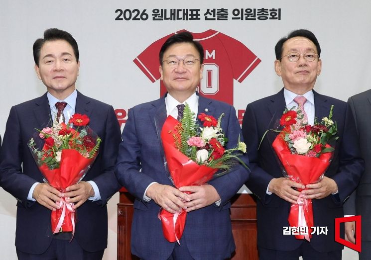 정점식 국민의힘 신임 원내대표가 10일 서울 여의도 국회에서 열린 국민의힘 원내대표 선출 의원총회에서 김도읍, 성일종 후보와 기념촬영을 하고 있다. 2026.6.10 김현민 기자