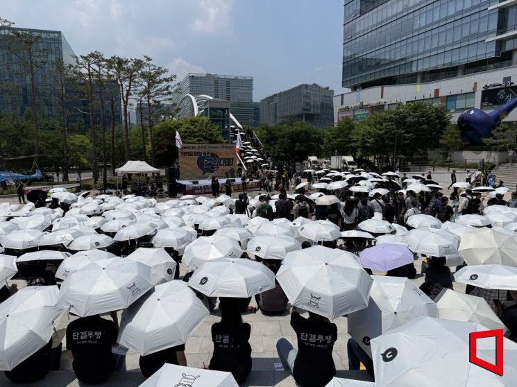 전국화학섬유식품산업노동조합 카카오지회(카카오 노조)가 10일 오전 경기 성남시 H스퀘어 인근 광장에서 연 '카카오 파업 승리 결의대회'에 노조원들이 참석하고 있다. 이명환 기자