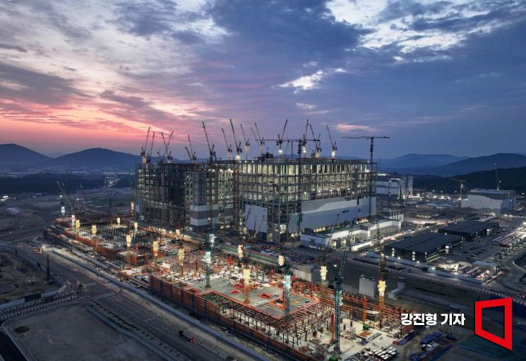 The construction site of Phase 1 fab at SK hynix Semiconductor Cluster, Cheoin-gu, Yongin-si, Gyeonggi Province.