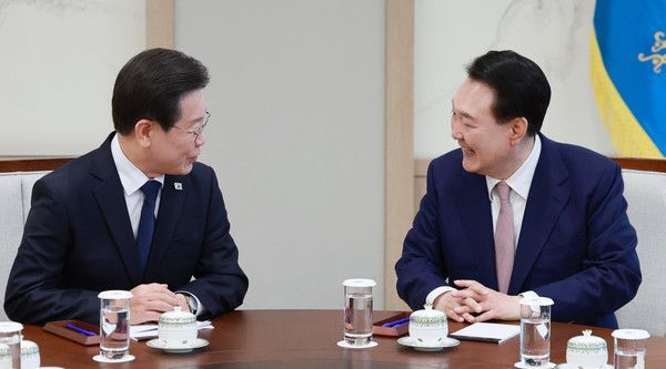 2024년 4월29일 서울 용산 대통령실 집무실에서 열린 영수회담에서 이재명 대통령(왼쪽)과 윤석열 전 대통령 모습. 연합뉴스