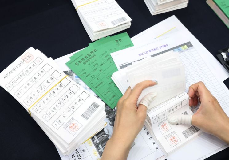 6·3지방선거일인 지난 3일 서울 관악구 서울대학교 체육관에 마련된 개표소에서 개표사무원이 유효 투표를 집계하고 있다. 연합뉴스 제공